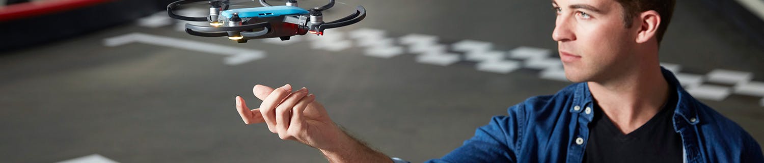Drönaren DJi Spark kan styras direkt med händerna.